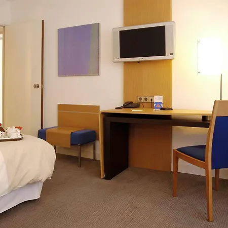 Novotel מלון 4*